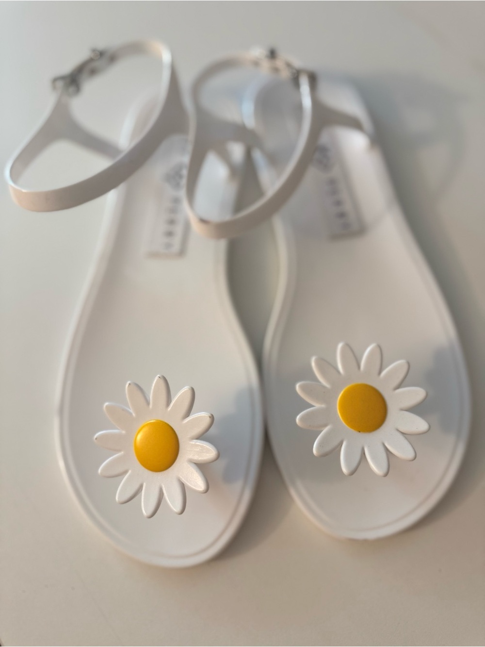 Katy Perry Collections White Daisy Jelly Sandals with Yellow Centers 8 - Picture 3 of 7